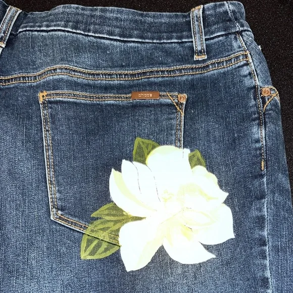 Chico's Navy Floral Embroidered Cropped Jeans - EUC - Picture 8 of 9